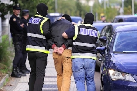 إسبانيا ترحل ثلاثة سجناء بينهم مغربي أدين في قضية تهريب مخدرات قادمة من طنجة