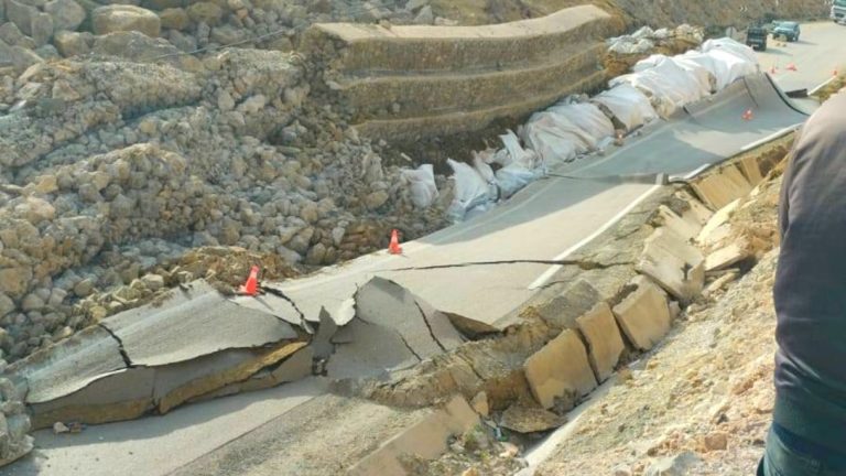 انهيار صخري يشل حركة السير بالطريق الساحلي بين الحسيمة والناظور