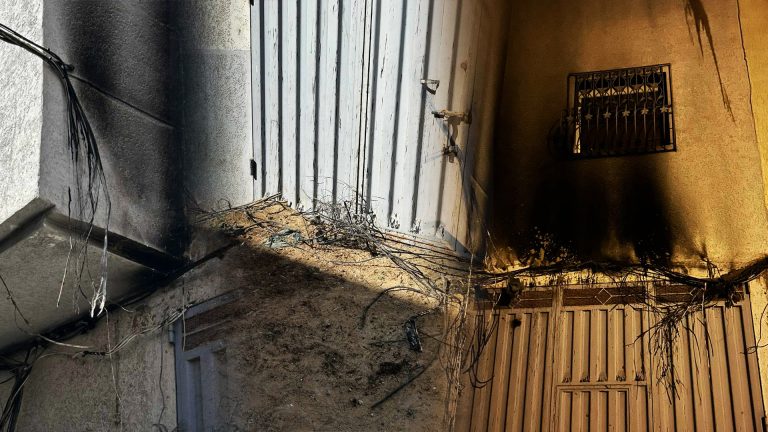 أسلاك كهربائية عارية تهدد سلامة سكان حي ألطو الراديو بـالعرائش