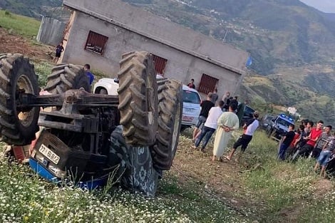 أربعيني يفارق الحياة وسائق جرار يلوذ بالفرار في كتامة