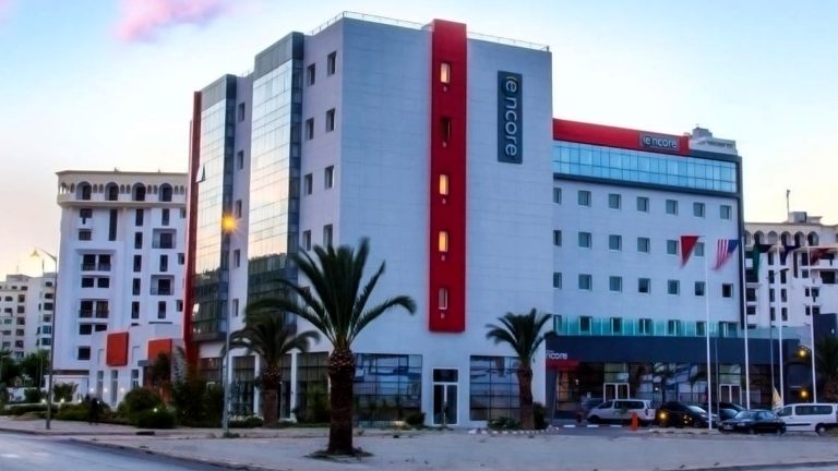 رغم قرار المنع.. معرض تجاري يثير الجدل داخل فندق بطنجة