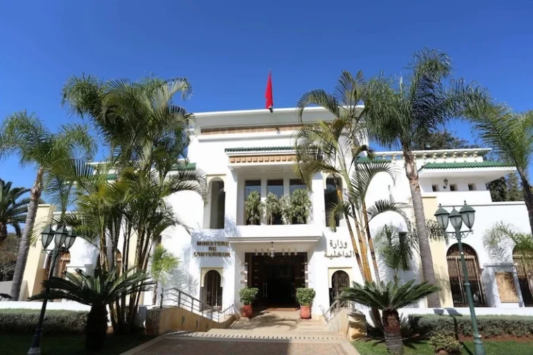 الداخلية تشدد الرقابة على صفقات الجماعات قبل انتخابات شتنبر