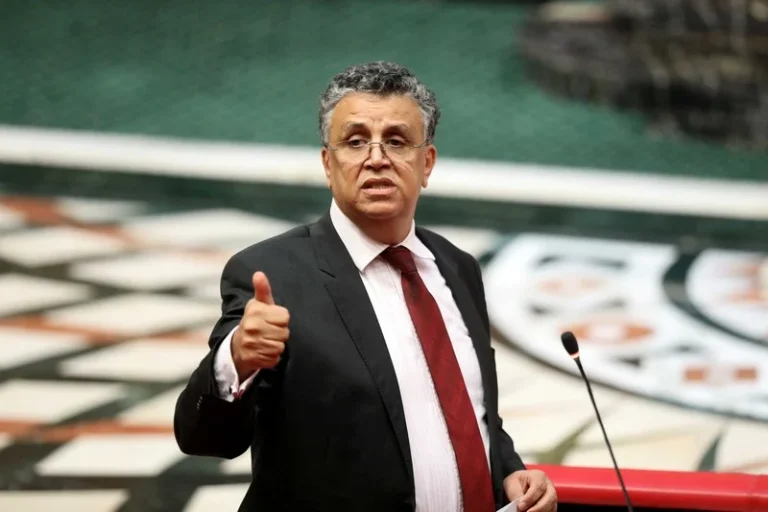 ولوج المحاماة دون مباراة.. مقترح جديد لموظفي كتابة الضبط يشعل الجدل