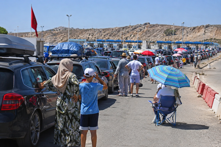الجالية المغربية تشتكي من طول الانتظار بمعبر باب سبتة