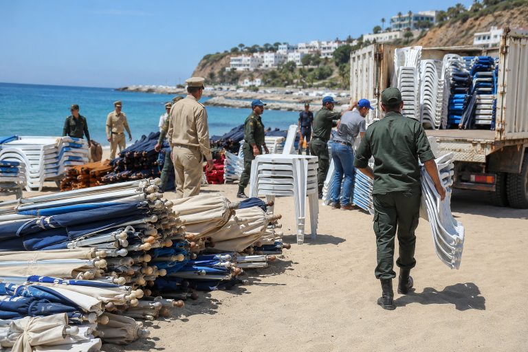 استمرار حملات تحرير الشواطئ بطنجة.. حجز معدات الاستغلال غير المشروع بشاطئ الأميرالات