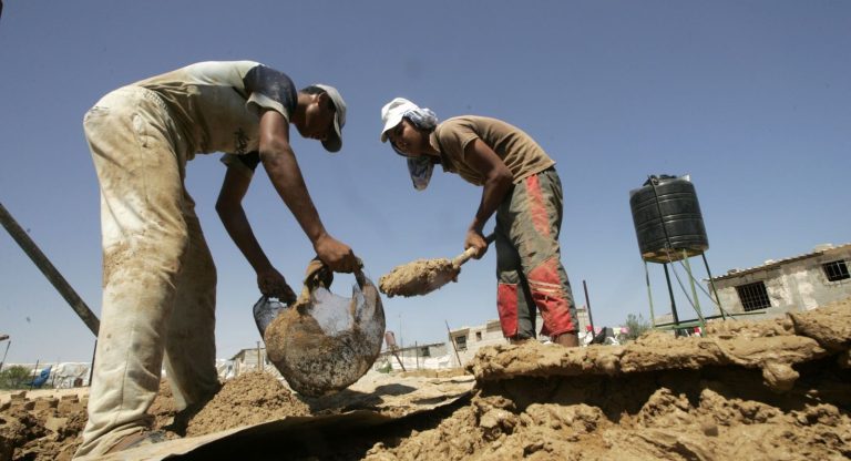 مصرع عامل بناء سبعيني بمراكش يعيد الجدل حول أوضاع عمال القطاع