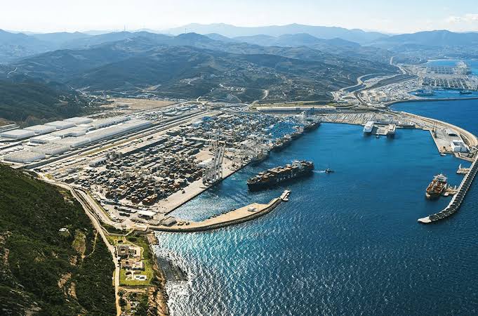 ميناء طنجة المتوسط .. مشروع استراتيجي يواصل ترسيخ مكانة المغرب اللوجستية عالميا