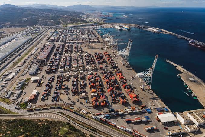 لوموند: ميناء طنجة المتوسط يعزز مكانة المغرب كقوة صناعية صاعدة في إفريقيا