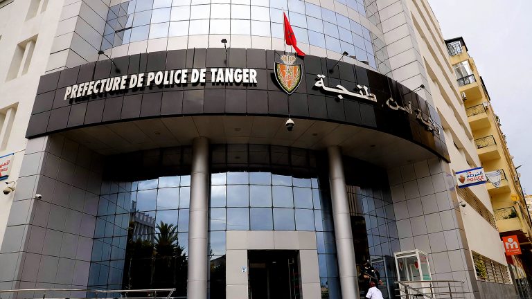 توقيف قاصر ظهر في فيديو أثناء سرقة هاتف من داخل سيارة بطنجة