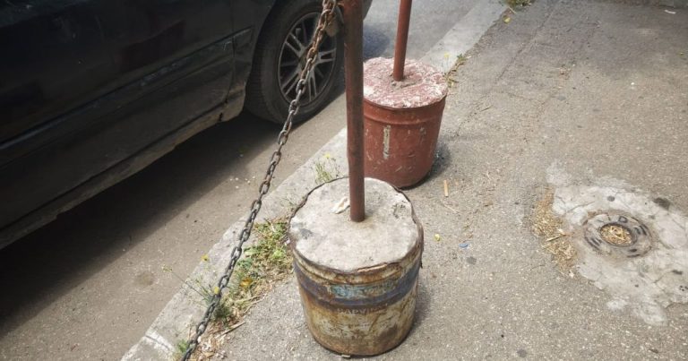 براغي بارزة وأرصفة متضررة .. سكان المجمع الحسني بطنجة يطالبون بتدخل عاجل