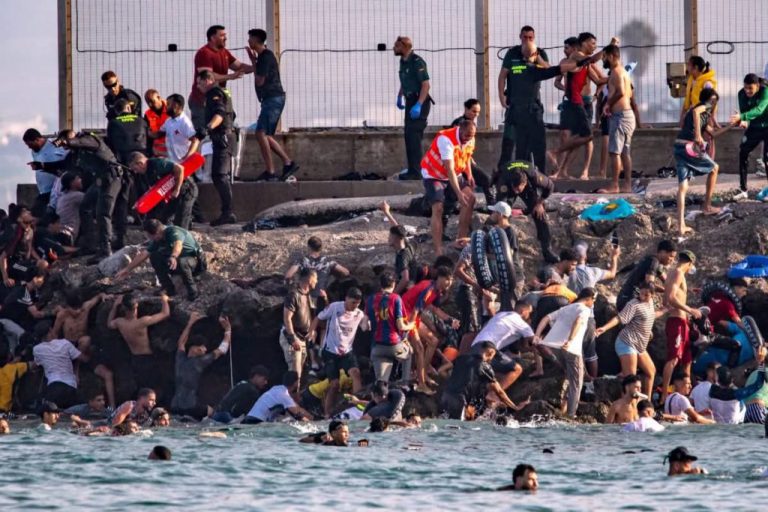 تشديد المراقبة على حافلات طنجة–تطوان تحسبا لمحاولات هجرة جماعية نحو سبتة