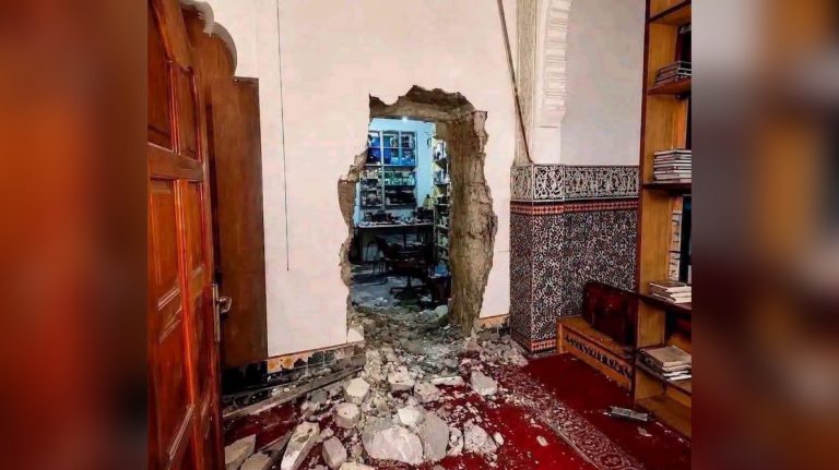 مجهولون يستهدفون محلا للهواتف عبر جدار مسجد في آيت ورير