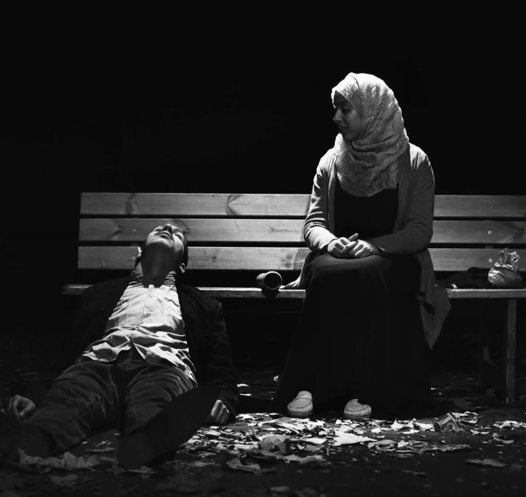 عرض “أطرش في زفة” لعدنان قوانين: رحلة سيكولوجية ودرامية في سرادق الذاكرة