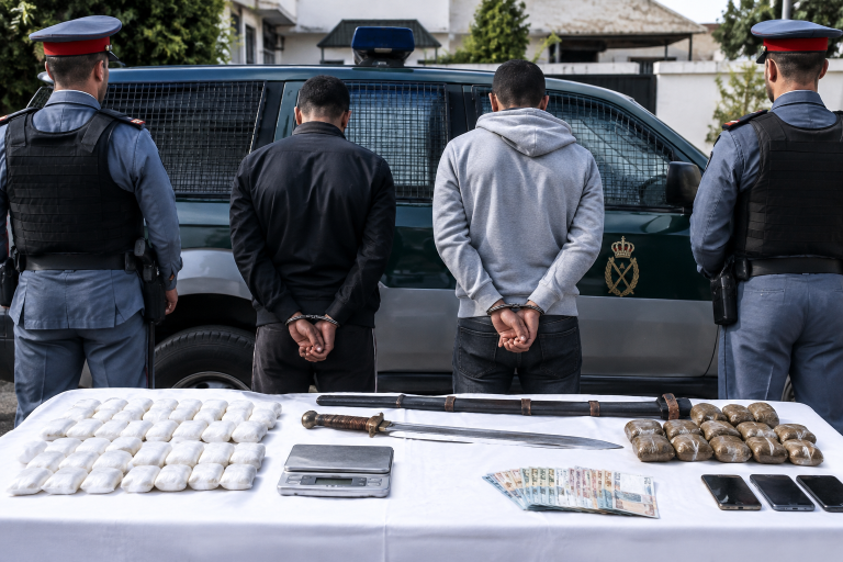 توقيف شخصين وحجز لفافات من الكوكايين والهيروين بضواحي القصر الكبير