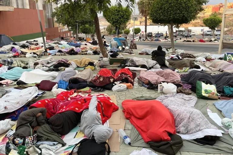 أكثر من 10 آلاف مهاجر عالقون وسط أزمة إيواء متفاقمة بعد 50 يوما