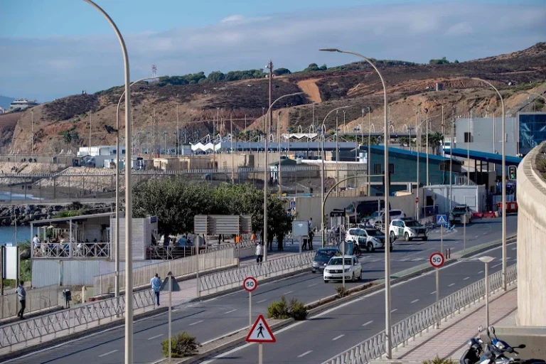 سيارة تقتحم معبر باب سبتة بسلاسة وتتجاوز الحواجز الأمنية المغربية والإسبانية