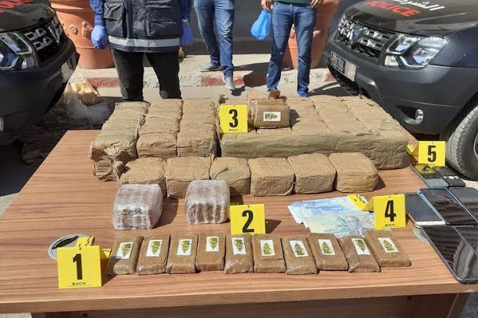 باب سبتة .. إحباط تهريب 74.4 كيلوغراما من الشيرا داخل سيارة تحمل لوحات فرنسية