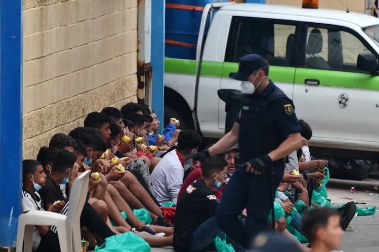 أغلبهم فتيات من تطوان .. إعادة مئات القاصرين المغاربة من سبتة